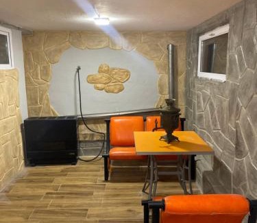 Lermontov Apartment | Riverside Rancho guest house