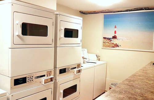 Regional District of Nanaimo Apartment | Riverside Resort - Poolside King Suite with Kitchenette