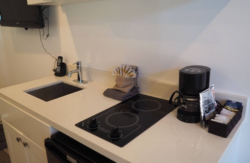 Regional District of Nanaimo Apartment | Riverside Resort - Poolside King Suite with Kitchenette