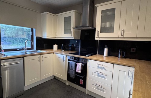 Tillicoultry Apartment | Riverside Rest - 2 bedroom apartment: sleeps 4 guests with private parking