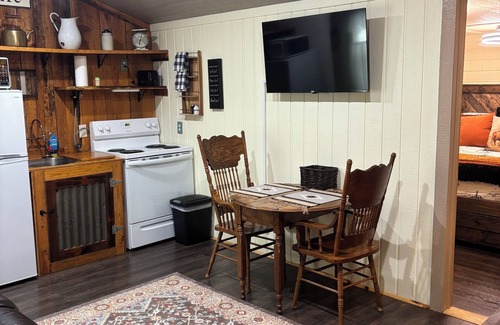 Albany House | Riverside Rest - 27 miles from Durant - King Bed- horse lot on property