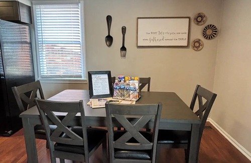 Madison House | Riverside Retreat 2 ~ One Story ~ 3bd/2ba ~ Steps to the River & Main St
