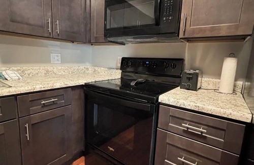 Madison House | Riverside Retreat 2 ~ One Story ~ 3bd/2ba ~ Steps to the River & Main St