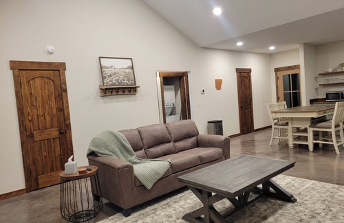 Norman Cabin | Riverside Retreat- Cozy Secluded 2 Bedroom Cabin on the Caddo River