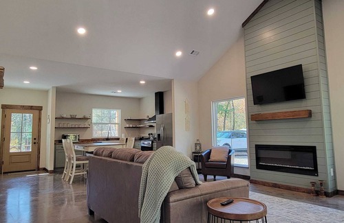Norman Cabin | Riverside Retreat- Cozy Secluded 2 Bedroom Cabin on the Caddo River