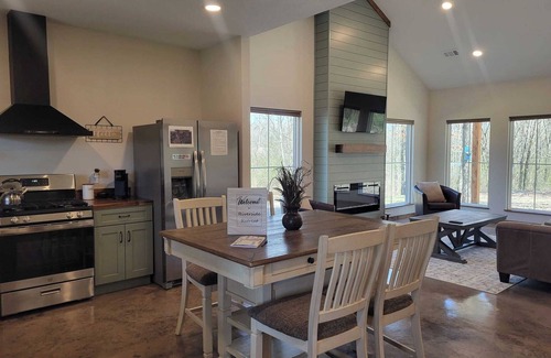 Norman Cabin | Riverside Retreat- Cozy Secluded 2 Bedroom Cabin on the Caddo River