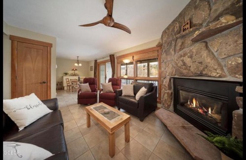 Fraser Apartment | Riverside Retreat in Funky Fraser on Train, Bike and Bus Routes