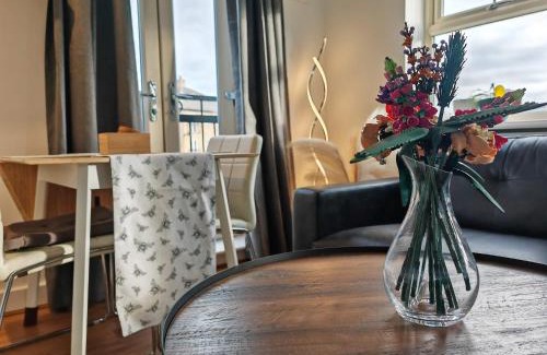 Leeds Apartment | Riverside Retreat Leeds City Location Modern 2-Bed 2-Bath Townhouse & Free Parking