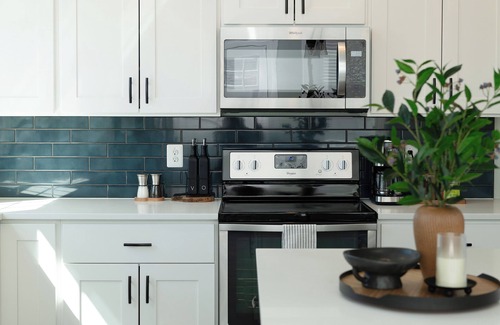 Riva House | Riverside Retreat ~ Near Annapolis & USNA ~ Home Theatre, Bar & Beach Access
