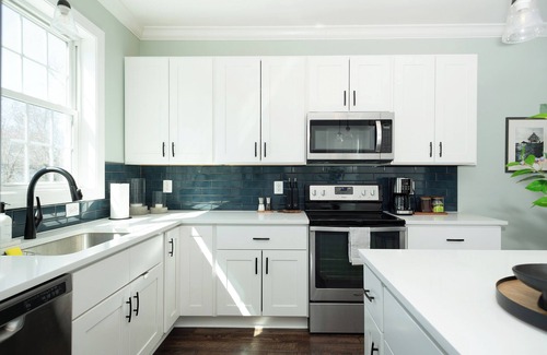 Riva House | Riverside Retreat ~ Near Annapolis & USNA ~ Home Theatre, Bar & Beach Access