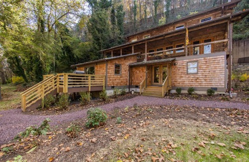 Rileyville House | Riverside Retreat w 3 Cabins Hot Tubs & Kayaks