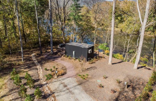 Rileyville House | Riverside Retreat w 3 Cabins Hot Tubs & Kayaks