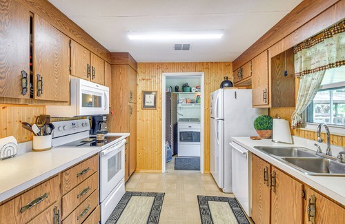 Astor House | Riverside Retreat w/Boat Dock in Sunny Astor!