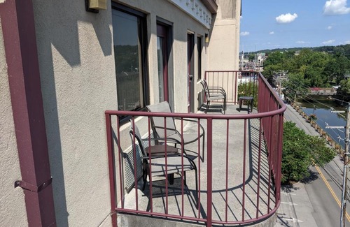 Pigeon Forge Hotel | Riverside Tower
