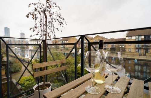 Island Gardens Apartment | Riverside View