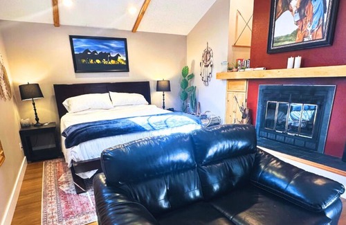 Estes Park Cabin | RiverSong Inn - 26 Acres in Estes Park, Colorado with 10 King Bedrooms