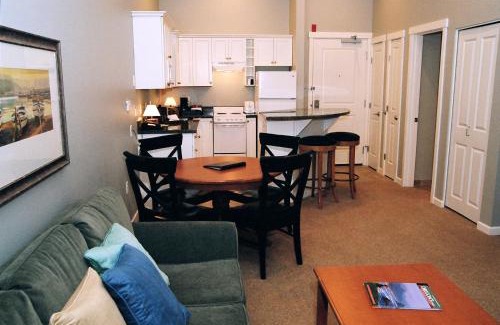 Seaside Hotel | Rivertide Suites