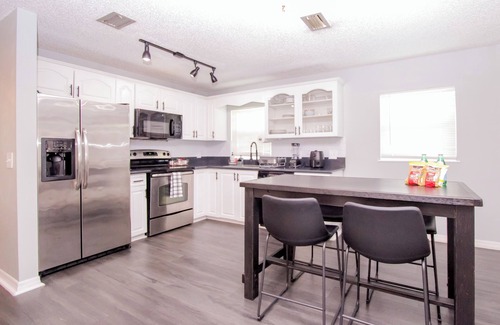 Riverview House | Riverview 2 BD - HUGE yard Pet Friendly!