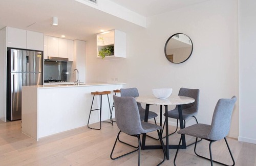 South Brisbane Apartment | Riverview High level 1bedroom unit with Parking