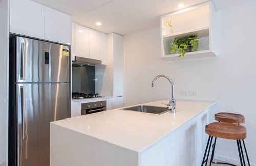 South Brisbane Apartment | Riverview High level 1bedroom unit with Parking