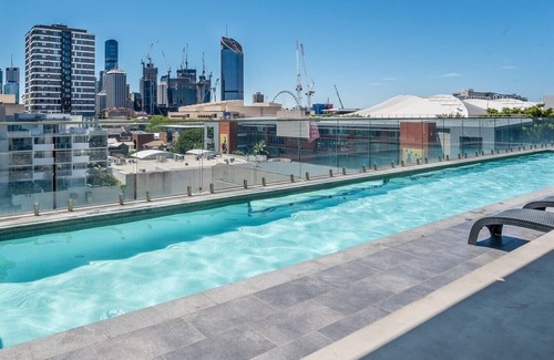 South Brisbane Apartment | Riverview High level 1bedroom unit with Parking