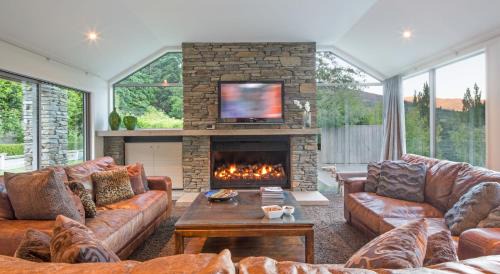 Arthur's Point House | Riverview Retreat Holiday Home by MajorDomo