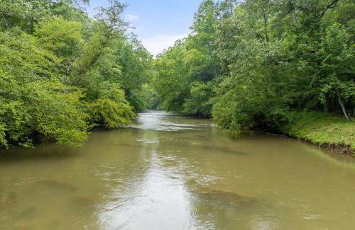 Dawsonville House | Riverview Retreat - Hot Tub, Pool Table