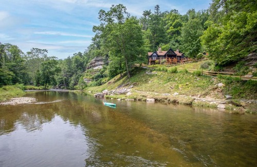 Sugar Grove House | Riverview Retreat