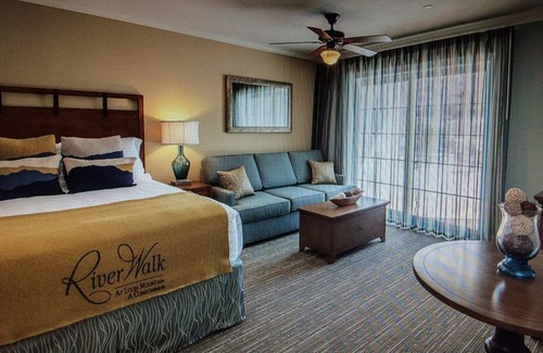 Lincoln Resort | Riverwalk at Loon Studio with Kitchenette and Balcony | Sleeps 4