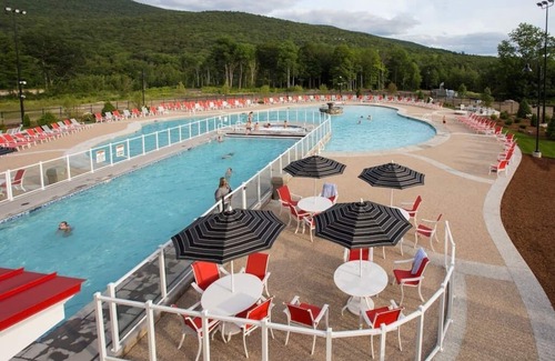 Lincoln Resort | Riverwalk at Loon Studio with Kitchenette and Balcony | Sleeps 4