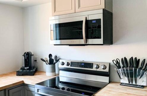 Springfield Apartment | Riverwalk Retreat: Spacious, Hot tub, near Autzen