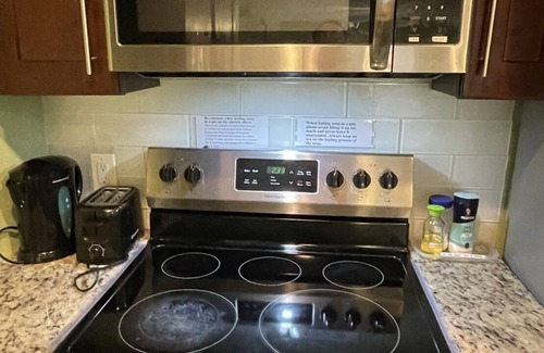 Gainesville Condo | Rm Galaxy queen-size bed and private bath/TV near UF/Shands H, I-75 & B. Plaza