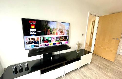 Walsall Apartment | RNM - Business Professionals Stay, Walsall City Centre, 2 Bedroom with ensuite and bathroom, Entire Place, Kitchen & Washroom with amenities, Smart Tv, Easy Access, Fast WiFi, Parking Nearby, Great transport links