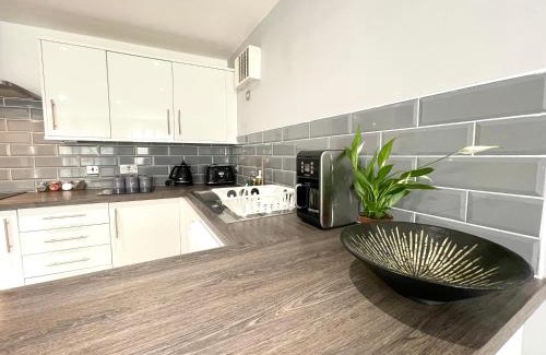 Walsall Apartment | RNM - Business Professionals Stay, Walsall City Centre, 2 Bedroom with ensuite and bathroom, Entire Place, Kitchen & Washroom with amenities, Smart Tv, Easy Access, Fast WiFi, Parking Nearby, Great transport links