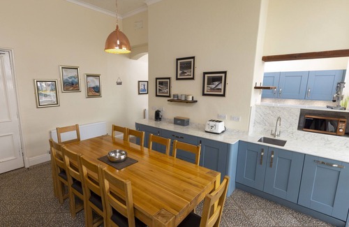 Barrow-in-Furness Cottage | ROA ISLAND HOUSE, pet friendly, with hot tub in Roa Island