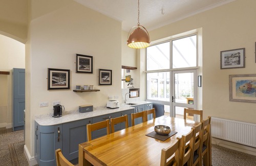 Barrow-in-Furness Cottage | ROA ISLAND HOUSE, pet friendly, with hot tub in Roa Island