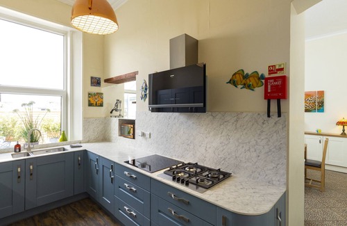 Barrow-in-Furness Cottage | ROA ISLAND HOUSE, pet friendly, with hot tub in Roa Island