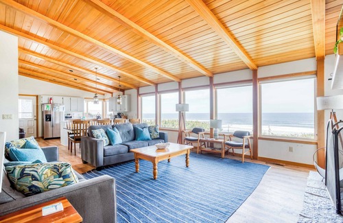 Roads End House | Roads End Ocean View Home with Hot Tub and Close to Beach!
