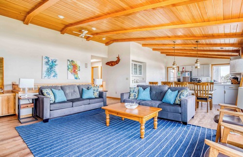 Roads End House | Roads End Ocean View Home with Hot Tub and Close to Beach!