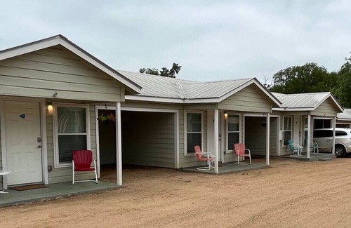 Kerrville Cabin | Roadside Double Queen Cabin w/Carport #1