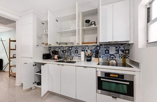 South Pointe House | Roami at 250 Collins | Pool | Next to Beach | 2 Bed