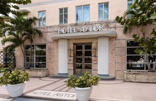 Flamingo/Lummus House | Roami at Hotel Astor | Pool | Miami Beach Suite