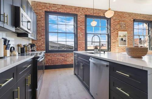 Arts/Warehouse District Apartment | Roami at The Lola Near Bourbon St 3BR #58