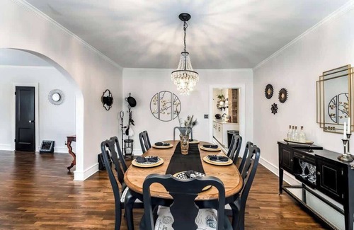 Wichita House | Roaring Riverside - Art Deco Luxe- 2 Kings!