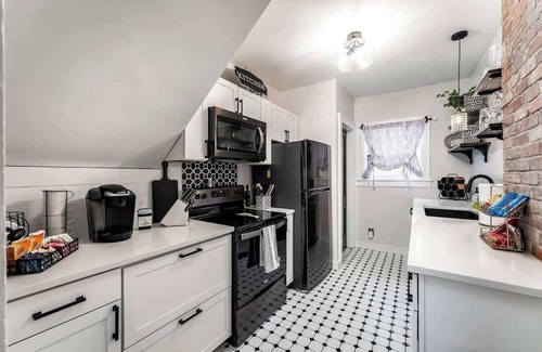 Wichita House | Roaring Riverside - Art Deco Luxe- 2 Kings!