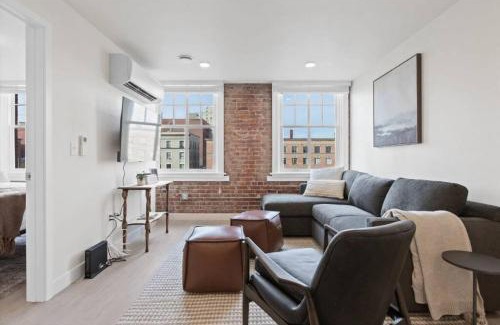 Riverside Apartment | Roav Stays - J and K on Main Luxury Apartment 405