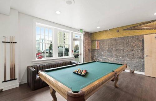 Riverside Apartment | Roav Stays - J and K on Main Luxury Apartment 405