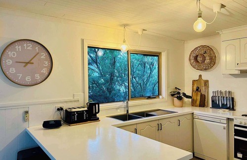 Waterhouse House | ROBE TWO FIVE - Pet friendly outside, WiFi, wood fire
