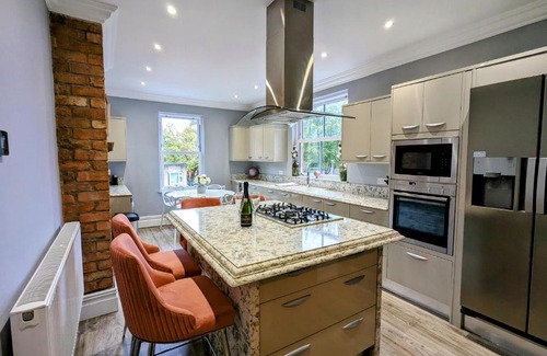 Trafford Apartment | Robert Bolt House, Free Parking, 1 Minute to Metrolink