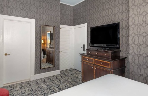 Historic District Hotel | Robert Johnson 1 Queen Bed Pure Wellness Room at Historic Inns of Annapolis